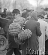 10.03.1972, Piaski, woj. Lublin, Polska
 Rolnicy na jarmarku, mężczyzna z koszykami.
 Fot. Jarosław Tarań, zbiory Ośrodka KARTA [72-147]
   
