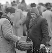 10.03.1972, Piaski, woj. Lublin, Polska
 Rolnicy na jarmarku.
 Fot. Jarosław Tarań, zbiory Ośrodka KARTA [72-147]
   
