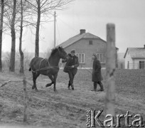 10.03.1972, Piaski, woj. Lublin, Polska
 Rolnicy na jarmarku.
 Fot. Jarosław Tarań, zbiory Ośrodka KARTA [72-147]
   
