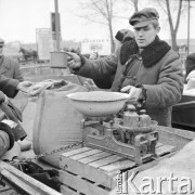 10.03.1972, Piaski, woj. Lublin, Polska
 Rolnicy na jarmarku.
 Fot. Jarosław Tarań, zbiory Ośrodka KARTA [72-188]
   
