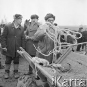 10.03.1972, Piaski, woj. Lublin, Polska
Rolnicy na jarmarku.
Fot. Jarosław Tarań, zbiory Ośrodka KARTA [72-147]
 
