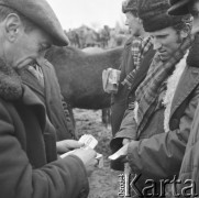10.03.1972, Piaski, woj. Lublin, Polska
 Rolnicy na jarmarku.
 Fot. Jarosław Tarań, zbiory Ośrodka KARTA [72-147]
   
