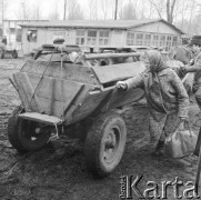 10.03.1972, Piaski, woj. Lublin, Polska
 Jarmark, kobieta obok wozu.
 Fot. Jarosław Tarań, zbiory Ośrodka KARTA [72-188]
   
