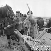 10.03.1972, Piaski, woj. Lublin, Polska
 Rolnicy na jarmarku.
 Fot. Jarosław Tarań, zbiory Ośrodka KARTA [72-147]
   
