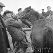 10.03.1972, Piaski, woj. Lublin, Polska
 Rolnicy na jarmarku.
 Fot. Jarosław Tarań, zbiory Ośrodka KARTA [72-147]
   
