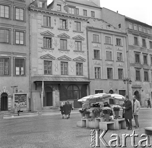 8.11.1972, Warszawa, Polska.
 Kwiaciarka na Rynku Starego Miasta.
 Fot. Jarosław Tarań, zbiory Ośrodka KARTA [72-167]
   
