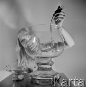 16.07.1972, Krosno, Polska
 Szkło użytkowe.
 Fot. Jarosław Tarań, zbiory Ośrodka KARTA [72-163]
   
