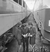 8.09.1972, Warszawa, Polska.
 Stewardessy pociągów ekspresowych w służbowych uniformach.
 Fot. Jarosław Tarań, zbiory Ośrodka KARTA [72-165]
   
