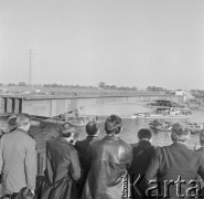 10.10.1972, Gdańsk okolice, Polska
 Wisła koło Gdańska, transport przęsła mostowego.
 Fot. Jarosław Tarań, zbiory Ośrodka KARTA [72-137]
   
