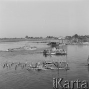 10.10.1972, Gdańsk okolice, Polska
 Wisła koło Gdańska, transport przęsła mostowego.
 Fot. Jarosław Tarań, zbiory Ośrodka KARTA [72-137]
   
