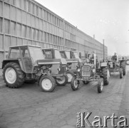 21.02.1972, Warszawa, Polska.
 Zakłady Mechaniczne Ursus, nowe ciągniki.
 Fot. Jarosław Tarań, zbiory Ośrodka KARTA [72-142]
   
