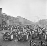 21.02.1972, Warszawa, Polska.
 Zakłady Mechaniczne Ursus, nowe ciągniki.
 Fot. Jarosław Tarań, zbiory Ośrodka KARTA [72-142]
   
