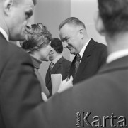 28.03.1972, Warszawa, Polska.
 Sejm VI kadencji, premier Piotr Jaroszewicz w rozmowie z dziennikarzami.
 Fot. Jarosław Tarań, zbiory Ośrodka KARTA [72-176]
   
