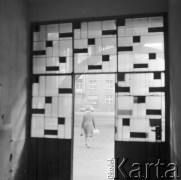 Luty 1972, Warszawa - Powiśle, Polska
Most Poniatowskiego widoczny przez bramę kamienicy.
Fot. Jarosław Tarań, zbiory Ośrodka KARTA [72-161]
 
