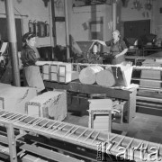 Marzec 1972, Pruszków, Polska
Fabryka Ołówków, hala produkcyjna.
Fot. Jarosław Tarań, zbiory Ośrodka KARTA [72-152]
 
