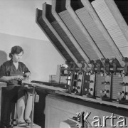 Marzec 1972, Pruszków, Polska
Fabryka Ołówków, hala produkcyjna.
Fot. Jarosław Tarań, zbiory Ośrodka KARTA [72-152]
 
