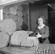 Marzec 1972, Pruszków, Polska
Fabryka Ołówków, magazyn.
Fot. Jarosław Tarań, zbiory Ośrodka KARTA [72-152]
 
