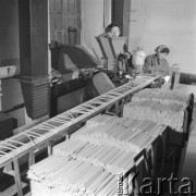 Marzec 1972, Pruszków, Polska
Fabryka Ołówków, hala produkcyjna.
Fot. Jarosław Tarań, zbiory Ośrodka KARTA [72-152]
 
