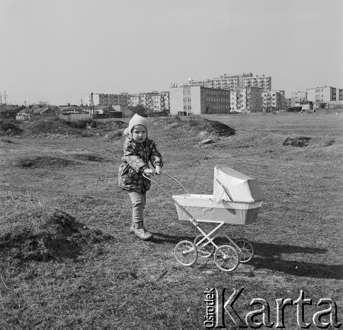 Marzec 1972, Warszawa, Polska.
 Nowe osiedla mieszkaniowe między ulicami Słowackiego i Broniewskiego.
 Fot. Jarosław Tarań, zbiory Ośrodka KARTA [72-149]
   
