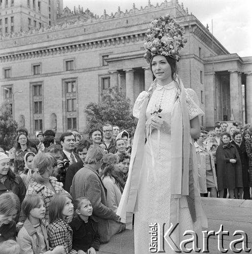 28.05.1972, Warszawa, Polska.
 Cepeliada, pokaz mody ślubnej inspirowanej motywami stroju ludowego, w tle Pałac Kultury i Nauki.
 Fot. Jarosław Tarań, zbiory Ośrodka KARTA [72-174]
   
