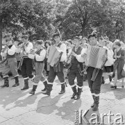 28.05.1972, Warszawa, Polska.
 Parada uczestników Cepeliady.
 Fot. Jarosław Tarań, zbiory Ośrodka KARTA [72-173]
   
