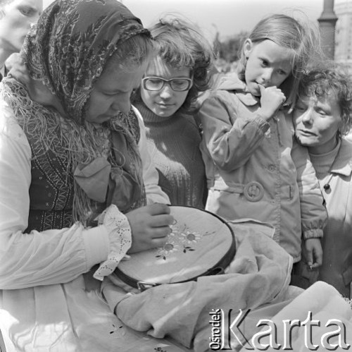 28.05.1972, Warszawa, Polska.
 Cepeliada, pokaz wyszywania.
 Fot. Jarosław Tarań, zbiory Ośrodka KARTA [72-173]
   
