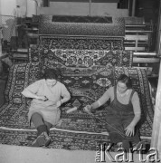 Luty 1972, Kowary, Polska
 Fabryka Dywanów, hala produkcyjna.
 Fot. Jarosław Tarań, zbiory Ośrodka KARTA [72-154]
   
