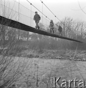 16.12.1972, Żarnowiec, Polska
 Dzieci na moście, w tle dworek Marii Konopnickiej, dar od narodu polskiego przekazany pisarce w 1903 r. z okazji 25-o lecia pracy.
 Fot. Jarosław Tarań, zbiory Ośrodka KARTA [72-220]
   

