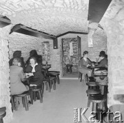 16.12.1972, Żarnowiec, Polska
 Wiejski Klub Prasy i Książki w piwnicach dworku Marii Konopnickiej.
 Fot. Jarosław Tarań, zbiory Ośrodka KARTA [72-220]
   

