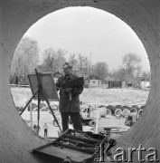 13.04.1972, Warszawa, Polska.
 Budowa Trasy Łazienkowskiej, malarz przy sztalugach.
 Fot. Jarosław Tarań, zbiory Ośrodka KARTA [72-234]
   
