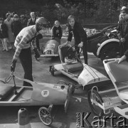 18.10.1972, Warszawa, Polska.
Ulica Agrykola, wyścigi pojazdów bez silnika.
Fot. Jarosław Tarań, zbiory Ośrodka KARTA [72-203]
 
