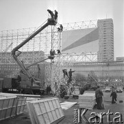 7.11.1972, Warszawa, Polska.
Konstrukcje stalowe pod reklamę, w tle Domy Towarowe Centrum.
Fot. Jarosław Tarań, zbiory Ośrodka KARTA [72-191]
 
