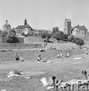 Lipiec 1972, Warszawa, Polska.
Podzamcze, wypoczynek warszawiaków, w tle kościoły: Najświętszej Marii Panny (z prawej) i Sakramentek (z lewej).
Fot. Jarosław Tarań, zbiory Ośrodka KARTA [72-225]
 
