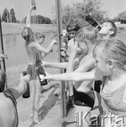 Lipiec 1972, Warszawa, Polska.
 Kępa Potocka, plaża, dzieci pod prysznicem.
 Fot. Jarosław Tarań, zbiory Ośrodka KARTA [72-225]
   
