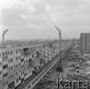 3.11.1972, Warszawa - Praga, Polska
Najdłuższy, 150-o metrowy, dom w stolicy przy ul. Kijowskiej.
Fot. Jarosław Tarań, zbiory Ośrodka KARTA [72-192]
 
