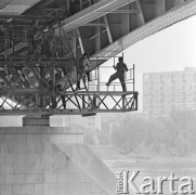 3.08.1972, Warszawa, Polska.
 Malowanie mostu Śląsko-Dąbrowskiego.
 Fot. Jarosław Tarań, zbiory Ośrodka KARTA [72-189]
   
