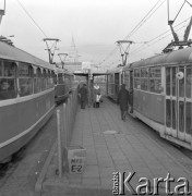 2.11.1973, Warszawa, Polska.
Problemy komunikacyjne, tramwaje na przystanku w Alejach Jerozolimskich, w tle Pałac Kultury i Nauki.
Fot. Jarosław Tarań, zbiory Ośrodka KARTA [73-43]
 
