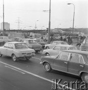 2.11.1973, Warszawa, Polska.
 Problemy komunikacyjne, korek w Alejach Jerozolimskich, w tle dworzec kolejowy Warszawa Główna.
 Fot. Jarosław Tarań, zbiory Ośrodka KARTA [73-44]
   
