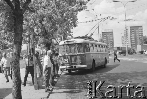 26.06.1973, Warszawa, Polska.
 Trolejbus linii 52 (plac Zawiszy-Chełmska), ostatni kurs przed likwidacją.
 Fot. Jarosław Tarań, zbiory Ośrodka KARTA [73-40]
   
