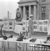 3.06.1973, Warszawa, Polska.
Prace wychowanków Pałacu Młodzieży - wystawa przed Pałacem Kultury.
Fot. Jarosław Tarań, zbiory Ośrodka KARTA [73-39]
 
