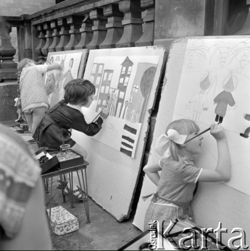 3.06.1973, Warszawa, Polska.
 Wychowankowie Pałacu Młodzieży malują w plenerze przed Pałacem Kultury.
 Fot. Jarosław Tarań, zbiory Ośrodka KARTA [73-39]
   
