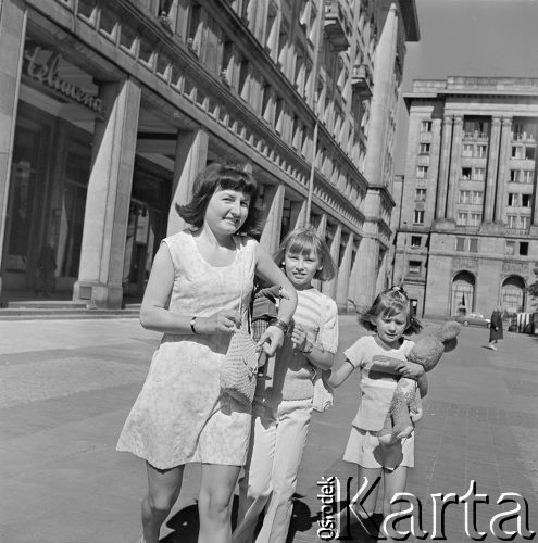 27.08.1973, Warszawa, Polska.
 Plac Konstytucji, kobieta z dziećmi na ulicy.
 Fot. Jarosław Tarań, zbiory Ośrodka KARTA [73-41]
   
