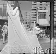 27.08.1973, Warszawa, Polska.
 Pasaż za Domami Centrum, witryna z bielizną.
 Fot. Jarosław Tarań, zbiory Ośrodka KARTA [73-41]
   
