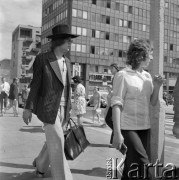 16.08.1973, Warszawa, Polska.
 Moda na ulicy - mężczyzna w kapeluszu.
 Fot. Jarosław Tarań, zbiory Ośrodka KARTA [73-28]
   
