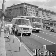 16.08.1973, Warszawa, Polska.
 Aleje Jerozolimskie - robotnik malujący słupki, ulicą jedzie autobus linii 158.
 Fot. Jarosław Tarań, zbiory Ośrodka KARTA [73-28]
   
