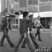 16.08.1973, Warszawa, Polska.
 Młodzi mężczyźni w dżinsowych ubraniach, jeden trzyma plan miasta, w tle Rotunda.
 Fot. Jarosław Tarań, zbiory Ośrodka KARTA [73-28]
   
