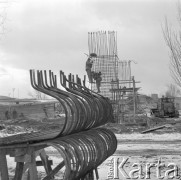 26.11.1973, Warszawa, Polska.
 Trasa Łazienkowska w budowie, elementy konstrukcyjne.
 Fot. Jarosław Tarań, zbiory Ośrodka KARTA [73-8]
   
