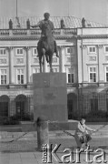 25.10.1973, Warszawa, Polska.
Kobieta siedząca koło pomnika księcia Józefa Poniatowskiego, w tle Pałac Namiestnikowski.
Fot. Jarosław Tarań, zbiory Ośrodka KARTA [73-21]
 
