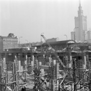 6.09.1973, Warszawa, Polska.
 Dworzec Centralny w budowie, w tle Pałac Kultury i Nauki.
 Fot. Jarosław Tarań, zbiory Ośrodka KARTA [73-19]
   
