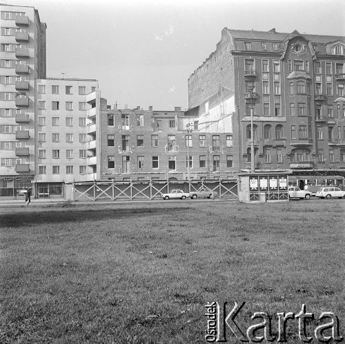 6.09.1973, Warszawa, Polska.
 Fragment miasta, okolice budowanego Dworca Centralnego - wyburzanie kamienicy.
 Fot. Jarosław Tarań, zbiory Ośrodka KARTA [73-19]
   
